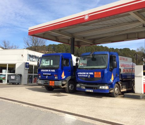 camions dans une station-essence