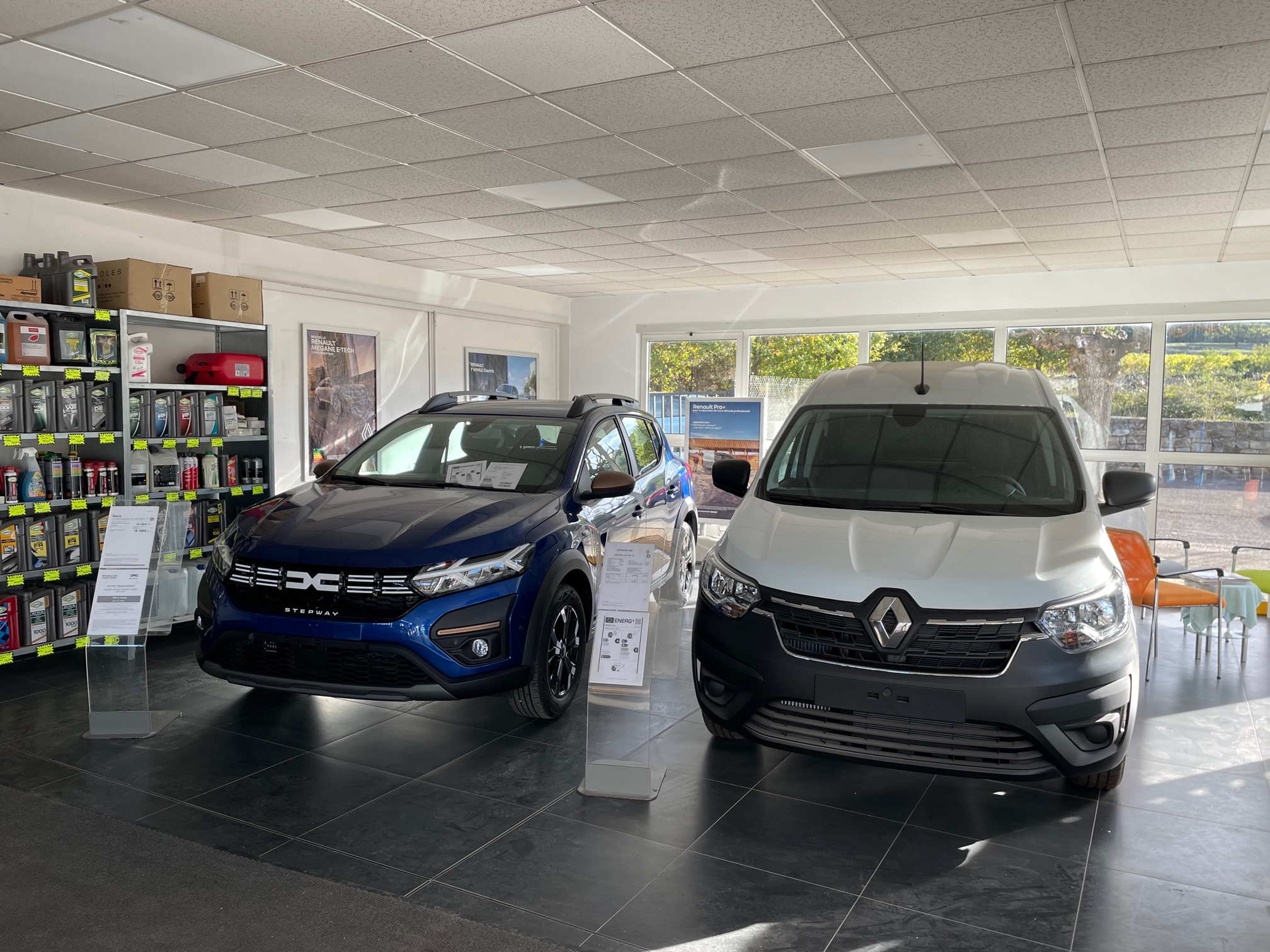 Renault et Dacia dans l'agence Renault Dacia à Dragignan